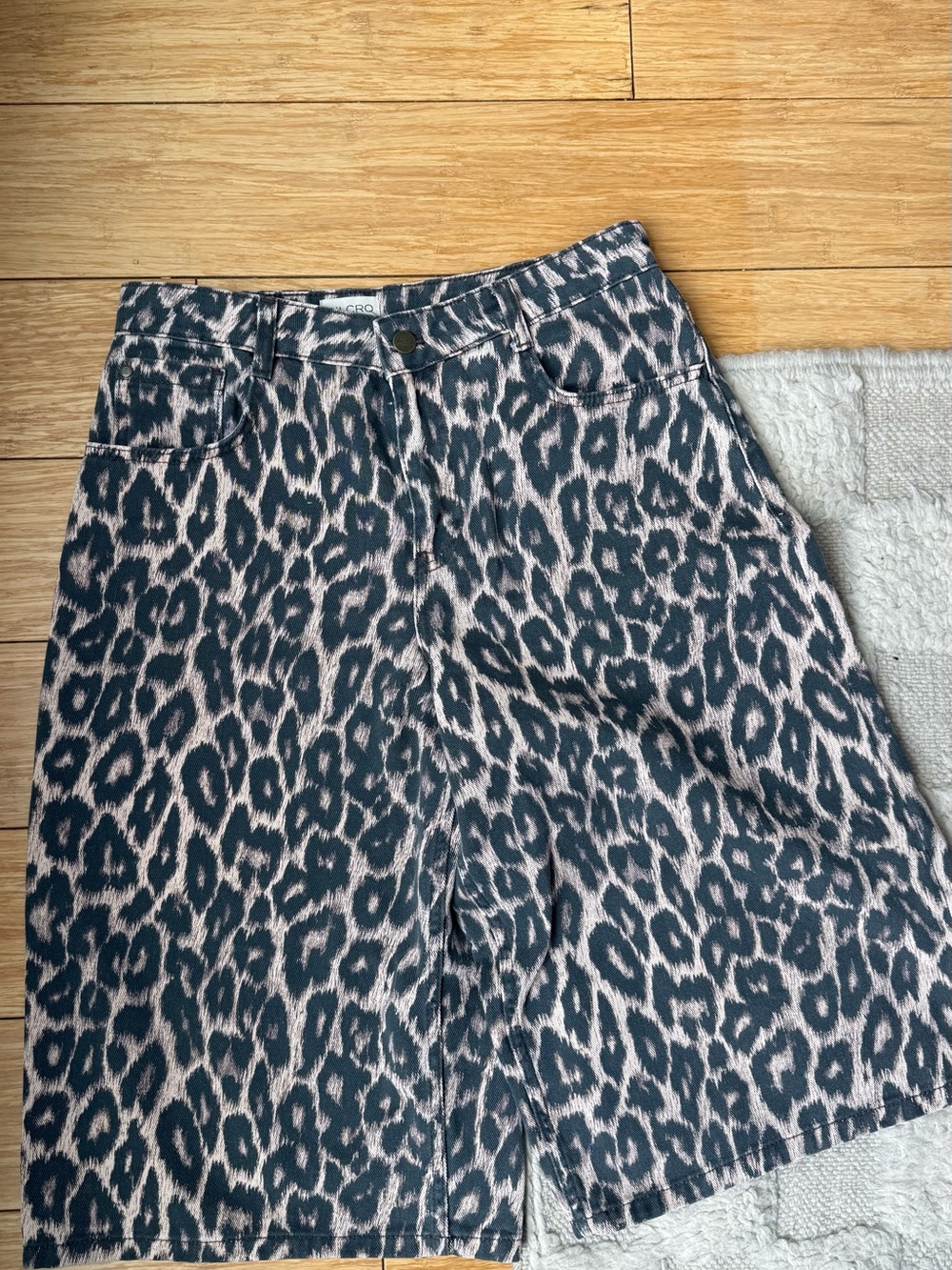 Leopard Bermuda Short - Picture 2 of 3